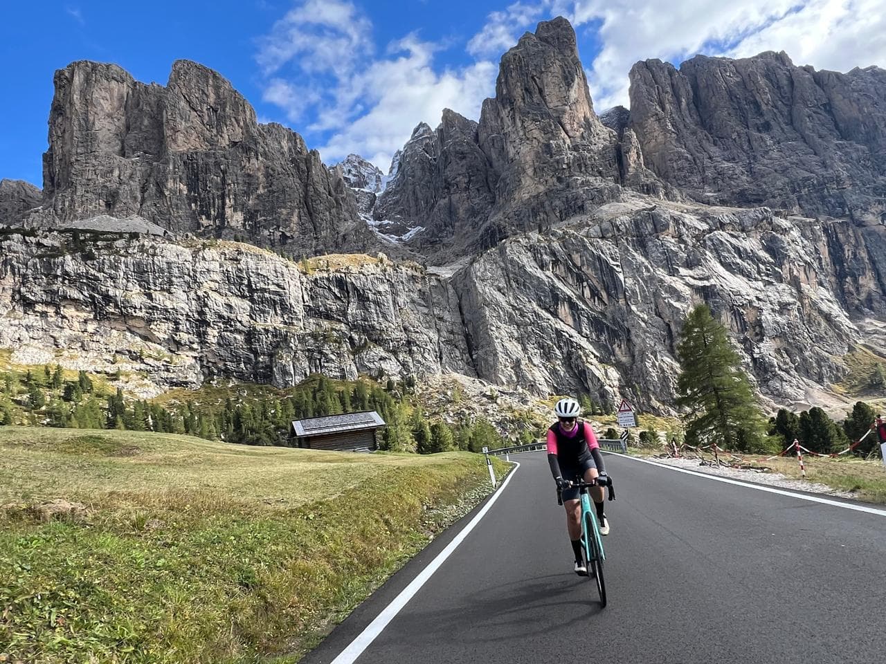 Ciclista nos Dolomitas